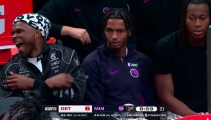 哈哈哈怪好玩！爱德华兹替补席拍腿大笑 道苏姆&amp;菲利普斯两脸无感