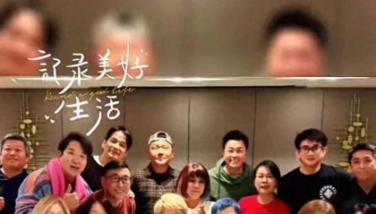 半岛体育下载-55岁吴奇隆参加同学聚会，头发乌黑茂密头大了一圈